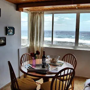 https://casa-los-tarajales-14.in-canary-islands.com